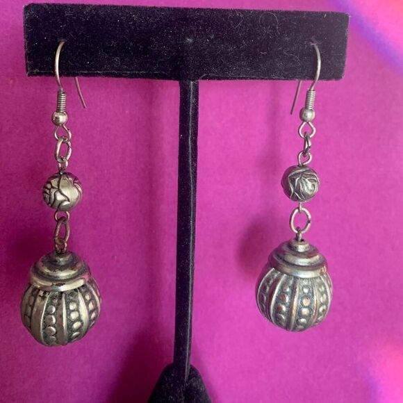 American West-style Rose pattern Dangle Earrings, Unmarked, Vintage - Picture 1 of 2